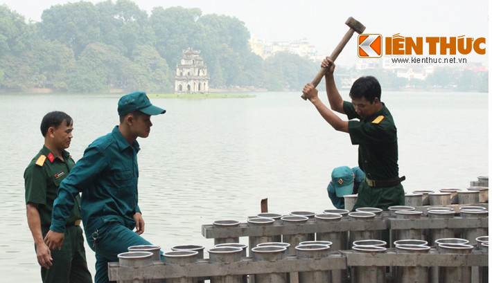 Các chiến sĩ bộ đội đang khẩn trương lắp đặt giàn pháo hoa.