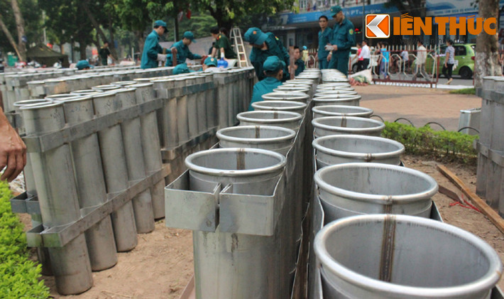 Lực lượng thanh niên tình nguyện cũng có mặt góp sức cùng các chiến sỹ Bộ tư lệnh Thủ đô.