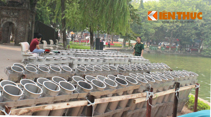 Những giàn pháo hoa hướng ra hồ Hoàn Kiếm chờ lệnh bắn.