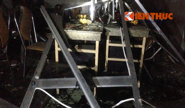 Theo người dân khu vực, đến thời điểm, ngoài 7 người bị thương vong, còn nhiều người khác có thể đang bị vùi lấp dưới đống đổ nát.
