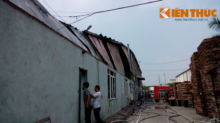 Đại tá Nguyễn Văn Sơn- Phó giám đốc sở cảnh sát PCCC Hà Nội cho biết: "Do đám cháy vẫn còn chưa tắt hẳn nên lực lượng cảnh sát PCCC vẫn túc trực phun nước dập lửa".