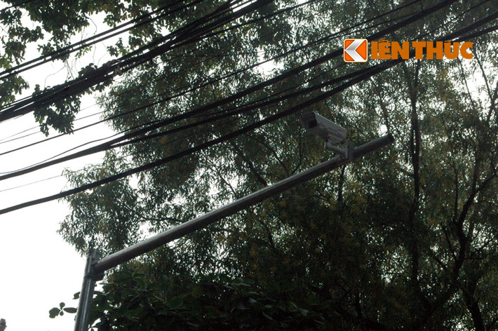 Tuy nhiên, vẫn còn đó hiện tượng những dây "rác trời" che ống kính camera.