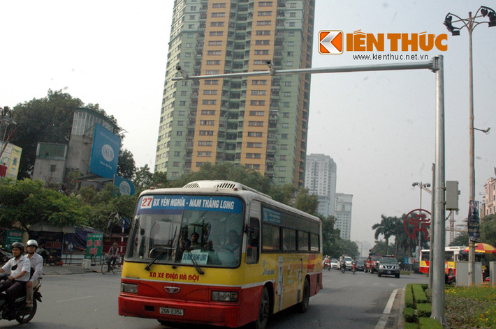 Những chiếc camera trên đường Nguyễn Chí Thanh, Hà Nội.
