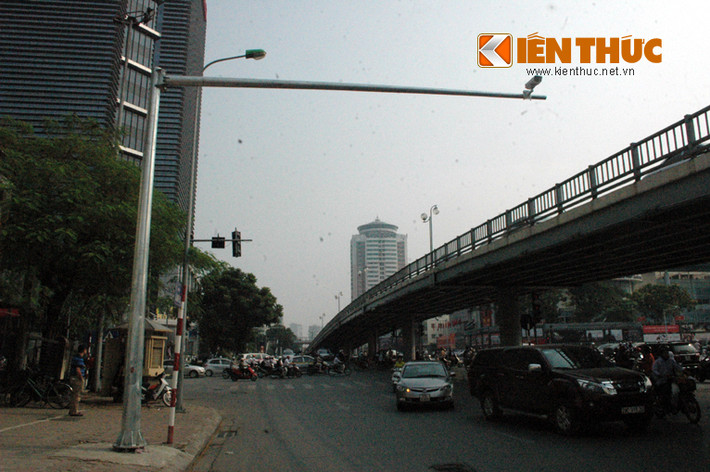 Camera có thể ghi lại hình ảnh ở cầu vượt Láng Hạ, HN và dưới lòng đường.