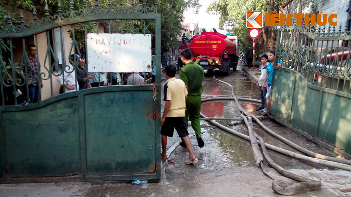 Cửa luôn đóng một bên và luôn có từ 3-6 người gác.