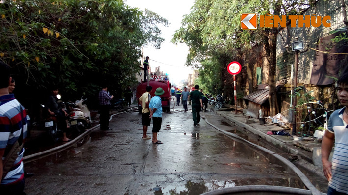 Nhưng nhiều bảo vệ, công nhân ở đây vẫn lo việc "xua" nhà báo hơn là khắc phục sự cố.