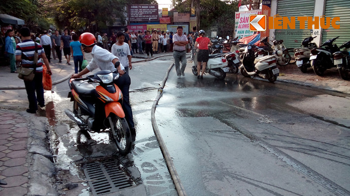 Trong khi hiện trường vụ cháy vẫn đang rất ngổn ngang...
