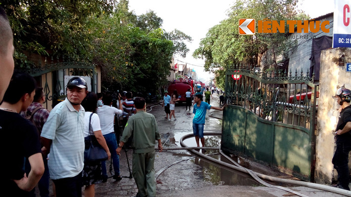Điều đáng nói là có rất nhiều người được vào bên trong hiện trường. Nhưng phóng viên, nhà báo là bị cấm, không được vào.