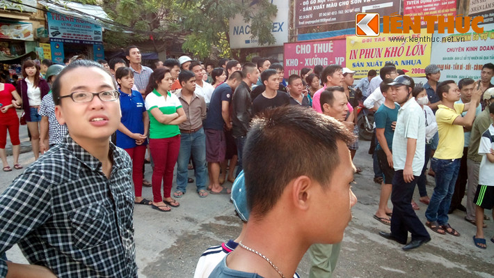 Rất nhiều người bức xúc trước việc bảo vệ, công nhân ở đây cản trở phóng viên, nhà báo tác nghiệp.