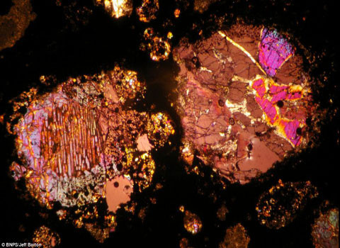 2 tinh thể chondrule trong thiên thạch Alllende, rơi vào năm 1969, tại Pueblito de Allende, Mexico.