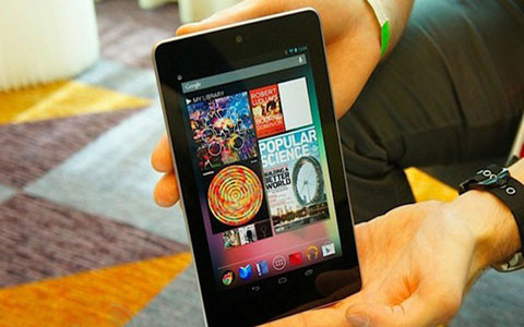 Google Nexus 7 2013 không qua được thử thách rơi. Chiếc máy tính bảng thế hệ thứ 2 này của Google đã bị hỏng nghiêm trọng (vỡ màn hình, hỏng một số bộ phận quan trọng bên trong máy) ngay sau lần thử rơi đầu tiên từ độ cao một vài mét.