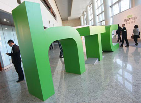 HTC phủ nhận thông tin công ty đang được rao bán. Tờ EE Times đưa tin giám đốc HTC bà Cher Wang đang có ý định bán công ty, nhưng tin đồn này nhanh chóng bị tổng giám đốc điều hành HTC tại Trung Quốc Ray Yam phủ nhận.