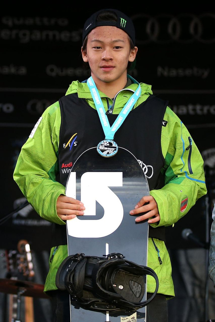 5. Ayumu Hirano (15 tuổi, Nhật Bản): Vào hồi 4 tuổi, Hirano đi cùng anh trai tới chỗ tập môn snowboarding. Và từ đó, nhân duyên đã lôi cuốn cậu tham gia môn này kể từ đó.