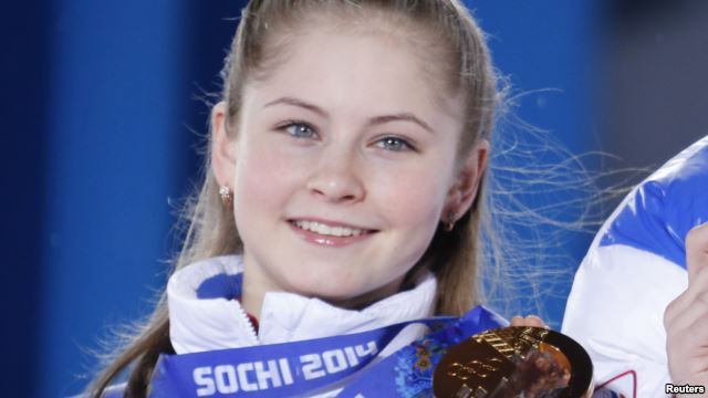 3. Yulia Lipnitskaya thường được mọi người gọi bằng tên thân mật “Thiên thần xứ Bạch Dương”. Trong ngày thi đấu thứ hai ở Sochi, đoàn chủ nhà Nga đã giành chiếc huy chương vàng đầu tiên ở nội dung trượt tuyết đồng đội nữ. Người đem lại vinh quang đó lại là Yulia.