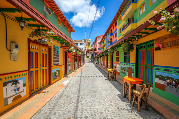 Guatape, Colombia: Thị trấn Guatape được sơn màu sắc rực rỡ như cầu vồng ở khắp các khu phố. Đặc điểm mang tính biểu tượng nhất của nơi đây là những bức tranh đầy màu sắc dưới chân tường nhà, một truyền thống có từ khoảng một thế kỷ trước. Ngày nay, những gờ chân tường này mô tả sống động về cuộc sống làng quê, các câu chuyện kể hay quảng cáo của doanh nghiệp địa phương. Ảnh: Revista da Gente.
