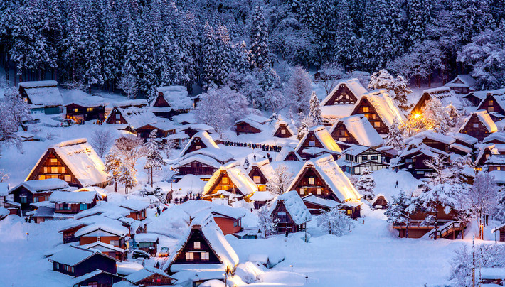 Shirakawa-go, Nhật Bản: Nằm ở trung tâm của thung lũng Shogawa, các ngôi nhà mái dốc đặc trưng của Shirakawa-go ẩn mình giữa những ngọn núi hẻo lánh. Được xây dựng theo phong cách Gassho-zukuri (kiểu kiến trúc giống bàn tay đang cầu nguyện) các mái nhà được thiết kế để chịu được tuyết rơi dày. Mùa đông, ngôi làng được chiếu sáng bởi những ánh đèn le lói, tạo nên khung cảnh đẹp tựa thế giới thần tiên thu nhỏ. Ảnh: Vichie81.