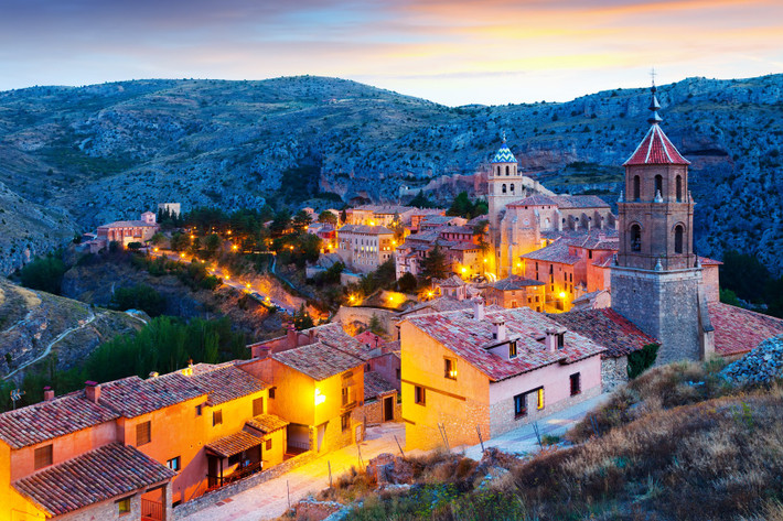 Albarracin, Tây Ban Nha: Albarracin thời Trung cổ được tạo thành từ những ngôi nhà có tông màu hồng. Nằm ở Aragon, Tây Ban Nha, các bức tường và pháo đài đầu tiên của thị trấn được xây dựng từ thế kỷ 10 đến thế kỷ 13, trong khi phần lớn khu phố cổ, bao gồm nhà thờ San Salvador, có từ thế kỷ 16. Màu sắc độc đáo của các ngôi nhà đến từ thạch cao. Ảnh: Iakov Filimonov.