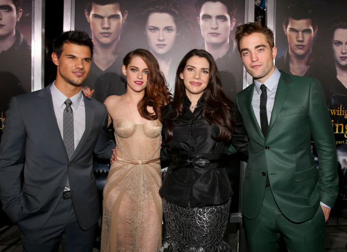 2. Stephenie Meyer: Đây là một tác giả nữ khác thành công với series truyện. Các tác phẩm trong bộ truyện Twilight (Chạng vạng) đã bán được hơn 100 triệu bản trên toàn thế giới. Năm ngoái, Stephenie Meyer cho ra mắt phần tiếp theo của series Chạng vạng có tên Mặt trời lúc nửa đêm và cũng nhận được sự ủng hộ mạnh mẽ của người hâm mộ cho dù thời điểm phát hành gặp nhiều khó khăn vì đại dịch Covid-19. Ảnh: Seventeen News.
