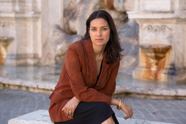 8. Jhumpa Lahiri: Năm 2000, tập truyện ngắn đầu tay của tác giả người Mỹ gốc Ấn Jhumpa Lahiri, Người phiên dịch của Maladies (ra mắt năm 1999), đã giành được giải thưởng Pulitzer cho tác phẩm hư cấu. Các tiểu thuyết và truyện ngắn của bà luôn mang đến câu chuyện mới mẻ, sâu sắc và mang tính nhân văn về trải nghiệm của những người nhập cư Nam Á ở Mỹ. Ảnh: Vogue.