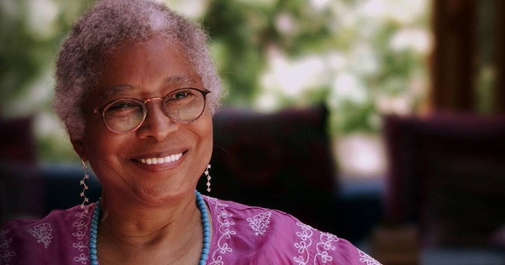 7. Alice Walker: Alice là nhà văn, nhà thơ và cũng là một nhà hoạt động chính trị người Mỹ. Bà được nhớ tới như người phụ nữ da màu đầu tiên giành được giải thưởng Pulitzer danh giá với cuốn tiểu thuyết The Color Purple vào năm 1983. Thông qua các tác phẩm của mình, Alice lan tỏa cái nhìn tích cực, cảm động đối với các chủ đề gai góc như chủng tộc, giới tính. Ảnh: Lithub.