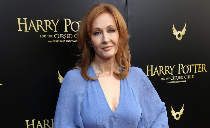 1. J.K. Rowling: Tác giả của Harry Potter, bộ truyện nổi tiếng về thế giới phù thủy. Harry Potter được dịch ra hơn 80 thứ tiếng và bán được hơn 500 triệu bản trên toàn cầu và trở thành series truyện bán chạy nhất trong lịch sử. Sự thành công tác phẩm đã đem đến cho J.K. Rowling hàng loạt giải thưởng danh giá; khẳng định vị thế và tầm ảnh hưởng lớn của bà trên văn đàn thế giới. Ảnh: NBC News.