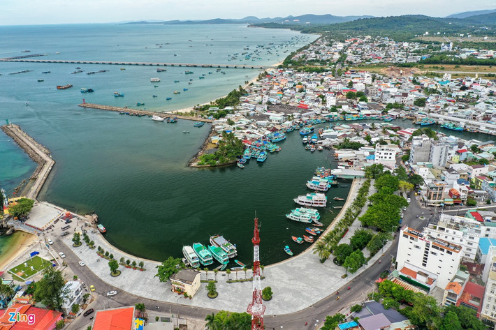 Phú Quốc là thành phố đảo duy nhất của nước ta hiện nay được thành lập trên đảo Phú Quốc thuộc tỉnh Kiên Giang. Sau khi thành lập, thành phố Phú Quốc có 2 phường và 7 xã trực thuộc như hiện nay.