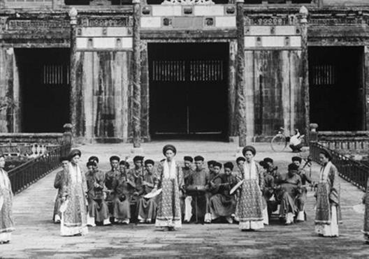 Theo sách "Chín đời chúa mười ba đời vua triều Nguyễn", biết tin con trai mình là Nguyễn Phúc Bửu Lân được đình thần đón về làm vua, bà Phan Thị Điều đã khóc lóc thảm thiết, xin đoàn tùy tùng tha cho, đừng bắt con bà làm vua. Trước đó, chồng bà (vua Dục Đức) đã trải qua đời làm vua đầy cay đắng, bị phế bỏ chỉ sau 3 ngày lên ngôi rồi bị bỏ đói cho tới chết.