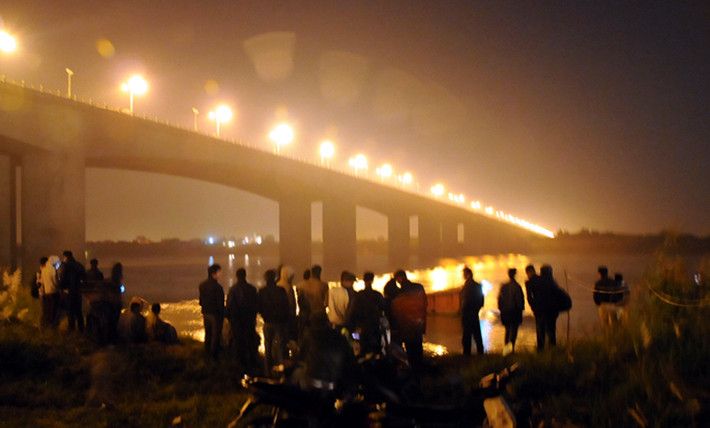 Khu vực chân cầu Thanh Trì, nơi có gần 20 thợ lặn chuyên nghiệp tìm kiếm nạn nhân Huyền.