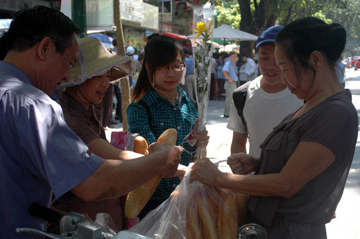 "Bánh mì miễn phí đây các bác, các cháu ơi"