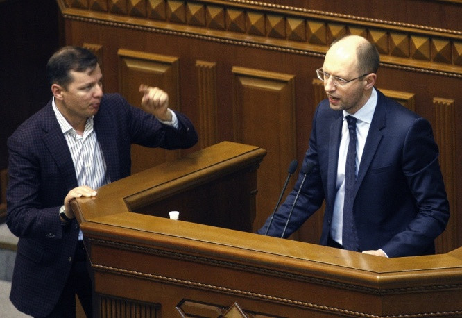 Nhà lập pháp Oleh Lyashko (đứng bên trái).