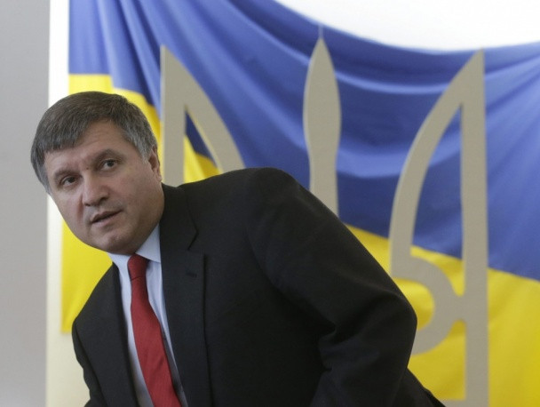Bộ trưởng Bộ Nội vụ Arsen Avakov. Hiện nay, ông đang bị các phần tử cực đoan của phe cực hữu Right Sector cáo buộc là người chịu trách nhiệm cho cái chết của thủ lĩnh Oleksandr Muzychko.