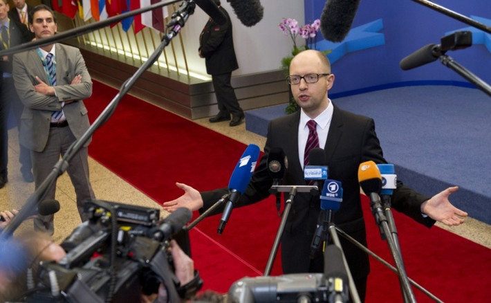 Thủ tướng tạm quyền Arseniy Yatsenyuk sinh ngày 22/5/1974, ông từng đảm nhiệm một số chức vụ quan trọng trong chính quyền Ukraine như: Bộ trưởng Bộ Kinh tế (2005-2006), Ngoại trưởng trong năm 2007.