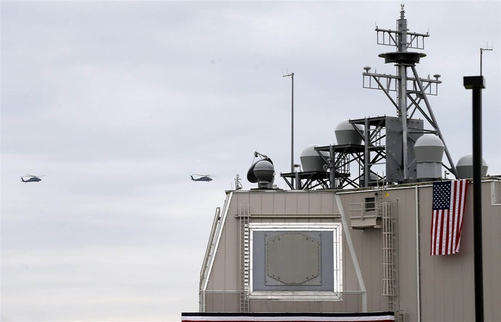 Cần nhắc lại kết cấu mỗi tổ hợp Aegis Ashore trên cạn cũng tương tự như khi lắp đặt trên tàu chiến, bao gồm một tháp radar với các đài radar mảng pha quét điện tử chủ động AN/SPY-1D đi kèm bệ phóng thẳng đứng Mk 41. Theo Reporter.
