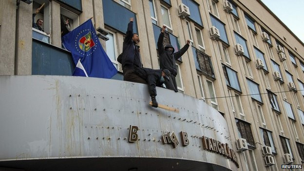 Ở Luhansk, những người biểu tình chiếm giữ tòa nhà chi nhánh của cơ quan an ninh Ukraine.