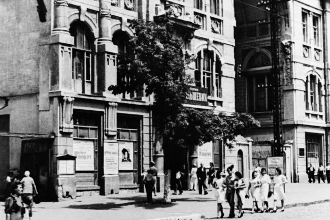 6. Người Nga không bao giờ nghĩ rằng, Crimea không thuộc họ. Vào tháng 2/1954, 8 dòng chữ trên trang nhất của tờ báo Đảng Cộng sản Liên Xô thông báo việc chuyển quyền quản lý Crimea sang cho nước cộng hòa Ukraine. Theo đó, nhân kỉ niệm 300 năm hiệp ước Pereiaslav gắn kết Nga và Ukraine, lãnh đạo Liên Xô thời bấy giờ là Nikita Khrushchev đã trao quyền quản lý Crimea cho Ukraine. Bởi lẽ, trên thực tế, cả Nga và Ukraine lúc đó đều “khoác áo” Liên bang Cộng hòa Xã hội Chủ nghĩa Xô Viết (USSR). Tuy nhiên, sau khi Liên Xô sụp đổ, Ukraine tuyên bố độc lập và vì vậy Crimea nghiễm nhiên trở thành một phần của nước này. Đó thực sự là một sự hụt hẫng trong lòng nhiều người Nga.