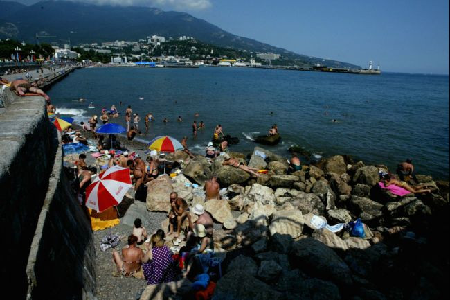 8. Không chỉ các Sa Hoàng, người dân Nga cũng thường chọn Crimea làm nơi nghỉ mát. Thời xưa kia, Crimea là nơi nghỉ dưỡng của các Sa Hoàng. Tuy nhiên, các lãnh đạo Liên Xô sau đó đã biến nơi này trở thành khu nghỉ mát cho đại đa số dân chúng. Trong nhiều năm, dân số của bán đảo tăng lên gấp đôi vào mỗi dịp hè khi các du khách từ các nước cộng hòa thuộc Liên Xô ùn ùn kéo tới. Hiện, ngành du lịch vẫn là khoản thu chính của Crimea.
