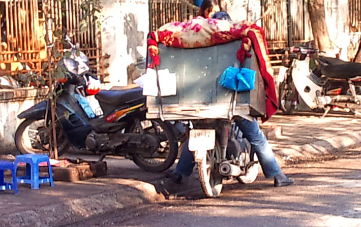 Những người đi đưa đá sạch đến bán tại các địa điểm này cũng vì thế vất vả hơn mọi ngày.