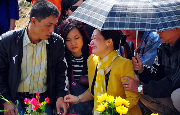 Còn đây là "nhà ngoại cảm" ở Hà Nam nhập hồn nạn nhân khóc than với chồng chị Huyền...