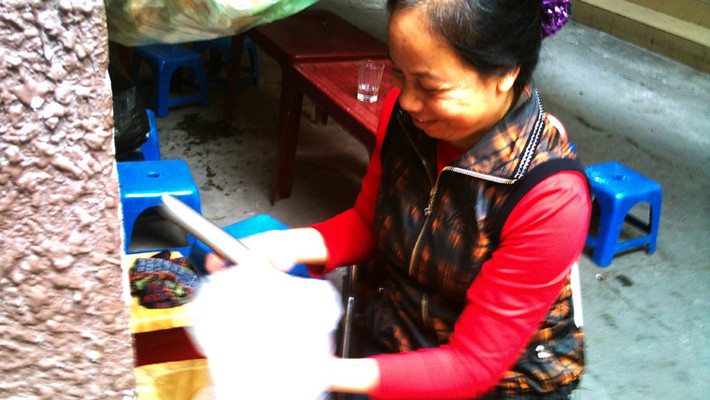 "Trời lạnh, quán lại ở vỉa hè nên khách càng ngại ngồi... hứng rét", chị Phương nói.