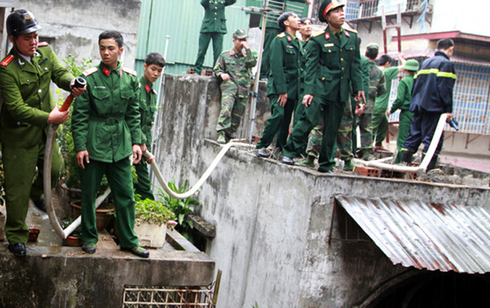 Các chiến sĩ bộ đội, công an cũng khẩn trương tham gia.