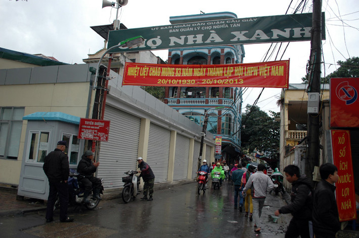 heo thượng tá Tô Mạnh Thắng, Phó phòng hướng dẫn Phòng cháy chữa cháy (Sở Cảnh sát PCCC Hà Nội), lúc 6h40, nhận được tin báo cháy tại khu vực chợ Nhà Xanh, sở đã điều 9 xe chữa cháy và 200 cán bộ chiến sĩ xuống hiện trường. Nguyên nhân chính xác của vụ hỏa hoạn vẫn đang được làm rõ nhưng nhiều khả năng là do chập điện.