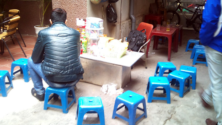 Các quán trà đá bên hè phố Tây Sơn, Đống Đa, Hà Nội không còn nhộn nhịp như mùa hè nữa.