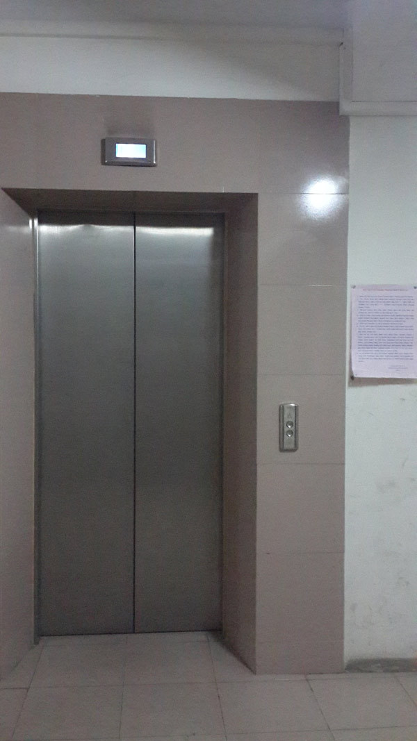 Chung thảm cảnh là thang máy ở nhà A3 Làng quốc tế Thăng Long. Do được vận hành hơn 10 năm, tình trạng xuống cấp nghiêm trọng. Chị M., một cư dân ở tòa nhà, cho biết: "Mật độ cư dân đông, tòa nhà có hai thang máy, nhưng cái nào cũng như 'răng bà già', liên tục hỏng".