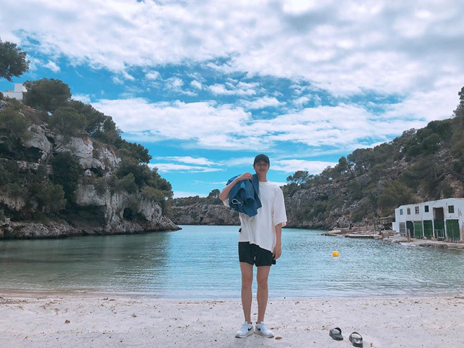 Sau khi xuất ngũ, Lee Min Ho chưa vội tập trung vào công việc, anh dành phần lớnthời gian nghỉ ngơi, đi du lịch. Gu thời trang của nam diễn viên cũng ở trạng thái thoái mái, dễ chịu. Anh thường xuất hiện với những bộ đồ rộng, đơn giản. Ảnh:@actorleeminho.