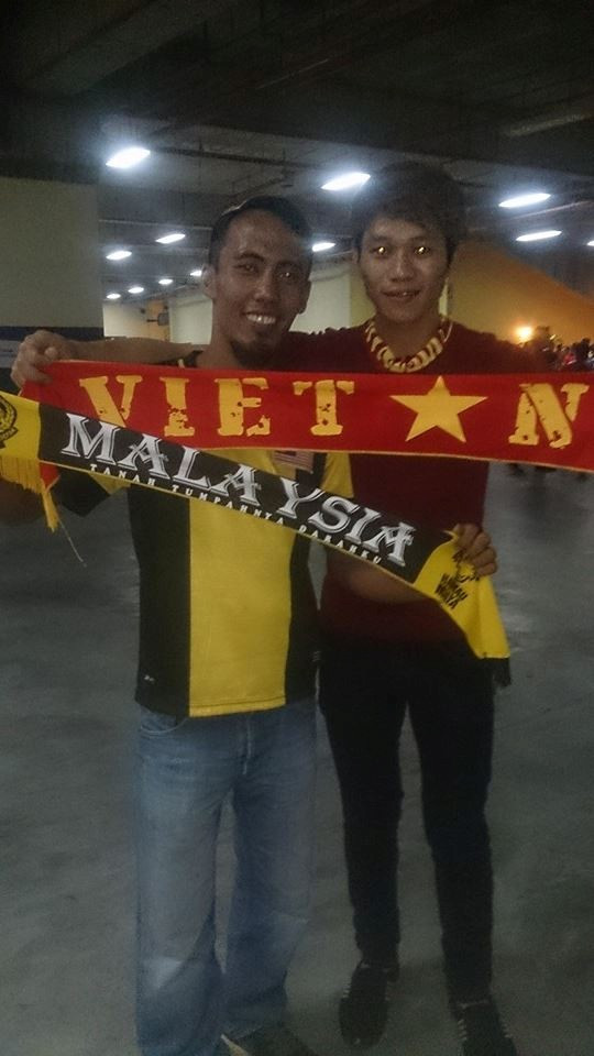 Một CĐV Malaysia đăng tải tấm ảnh chụp chung với người hâm mộ Việt Nam kèm theo lời xin lỗi.