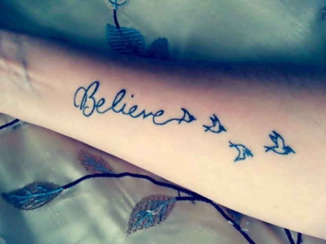 Believe: Hình xăm dạng này có ý nghĩa đúng của chữ ghi dấu trên cơ thể - biểu hiện niềm tin mãnh liệt vào một điều gì đó.