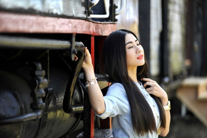 Tuy nhiên, cô gái cũng rất ý thức được việc đa dạng hóa phong cách và hình ảnh của mình. Trong các bộ ảnh nghệ thuật, cô biến hóa với nhiều “chất” khác nhau: bốc lửa, dữ gội, dịu dàng, trong sáng, nhí nhảnh...