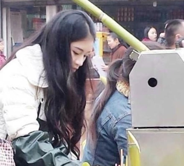 Cô gái tóc dài này họ Lý, sinh viên năm cuối Học viện Kịch cổ Thượng Hải. Lý cao 1,75 m, phụ mẹ bán nước mía tại quê nhà Tứ Xuyên. "Mỗi kỳ nghỉ, con gái tôi hay về nhà giúp đỡ gia đình bán hàng. Công việc kinh doanh của chúng tôi khá tốt trong mùa lễ hội. Không hiểu ai đã chụp ảnh con tôi rồi đưa lên mạng, thực sự chúng tôi chỉ muốn có được một cuộc sống bình thường", mẹ hot girl nước mía nói.