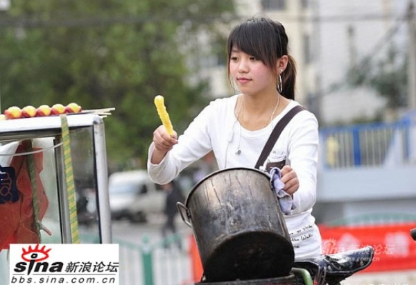 Cô gái 19 tuổi, đến từ Hà Nam (Trung Quốc) từng làm trong lĩnh vực thời trang. Tuy nhiên, sau đó cô quyết định rẽ hướng chuyển sáng bán kẹo hồ lô tại cổng trường ĐH giao thông Tây An. Nhờ gương mặt xinh đẹp, danh xưng hot girl kẹo hồ lô, việc làm ăn của Xiao Han gặp không ít thuận lợi và luôn hết hàng từ sớm.
