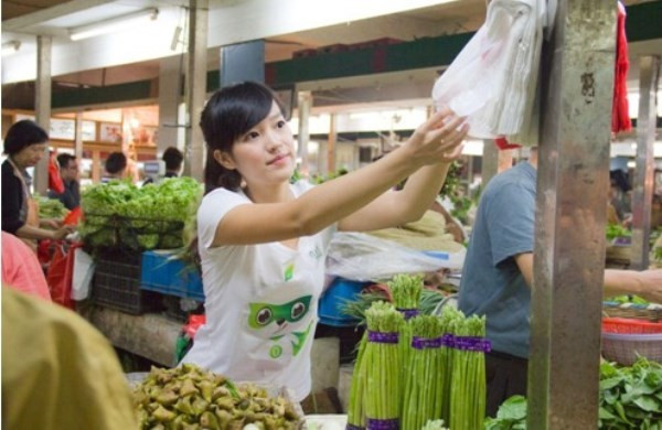 Hot girl bán rau: Cô gái bán rau có tên Kelly Lin tại khu chợ của thành phố Nam Kinh (Trung Quốc) gây chú ý nhờ ngoại hình xinh đẹp. Không những thế, cô còn ghi điểm khi luôn mỉm cười thân thiện và hết lòng tuyên truyền sử dụng thực phẩm hữu cơ. Nhờ thế, cô được mệnh danh là hot girl bán rau, hiệp sĩ rau sạch...